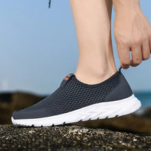 Lade das Bild in den Galerie-Viewer, OrthoGo - schmerzlindernder, federleichter und wasserfester Ortho Schuh
